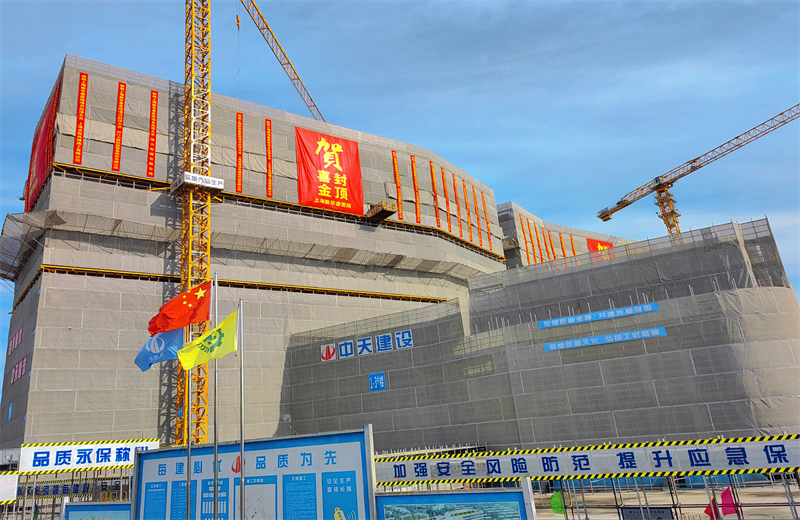 2024年10月30日，恒峰国际三建上海新华泰医院项目主体封顶。