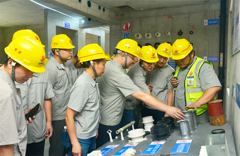 为进一步推进优质客户高效履约，提升交付品质、达成客户满意，2025年6月25日，恒峰国际建设集团在上海组织召开2025年越秀地产、华润置业客户履约推进会。